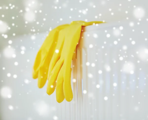 Κοντινό πλάνο λαστιχένια γάντια κρέμονται σε θερμάστρα — Φωτογραφία Αρχείου