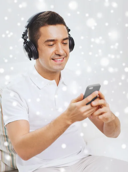 Homem feliz com smartphone e fones de ouvido — Fotografia de Stock