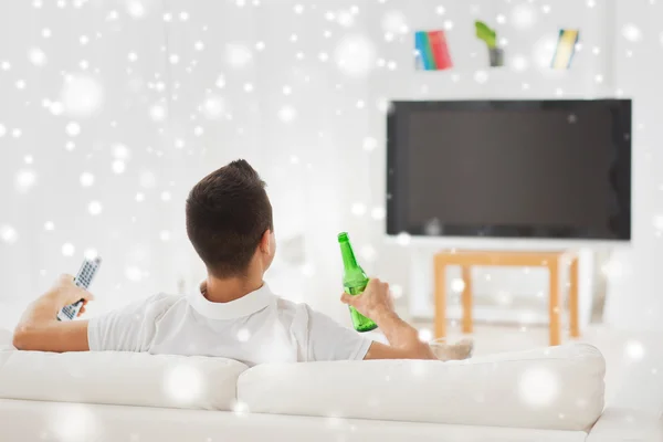 Άνθρωπος, βλέποντας τηλεόραση και πίνοντας μπύρα στο σπίτι — Φωτογραφία Αρχείου