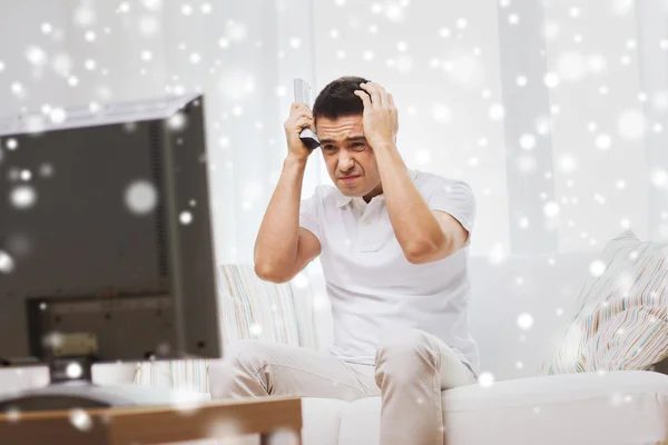 Enttäuschter Mann schaut zu Hause fern — Stockfoto