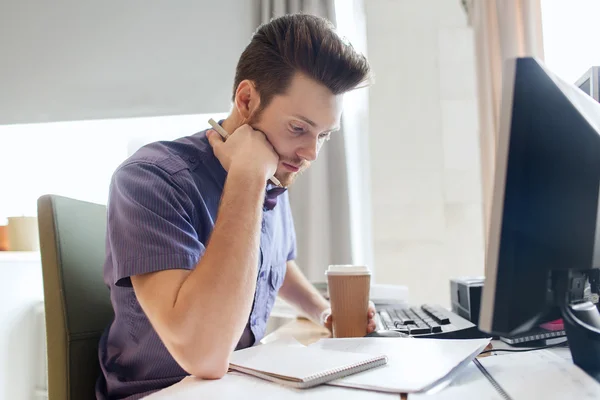 Kahve düşünce ile yaratıcı erkek ofis çalışanı — Stok fotoğraf