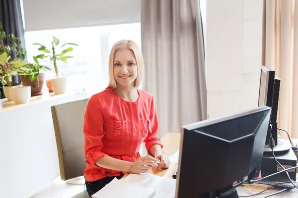 Felice lavoratore creativo ufficio femminile con il computer — Foto Stock