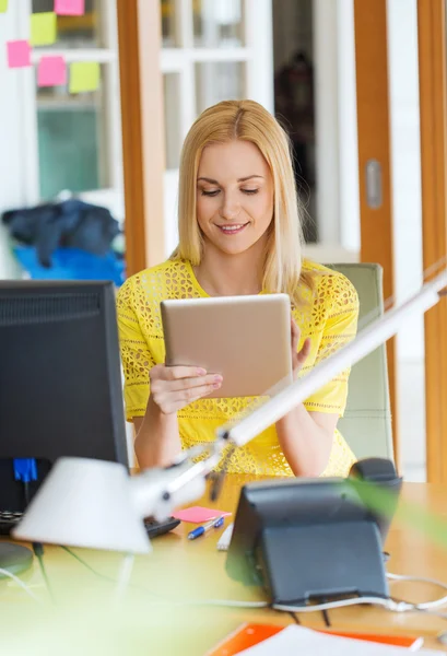 Mujer creativa feliz con la tableta PC en la oficina — Foto de Stock