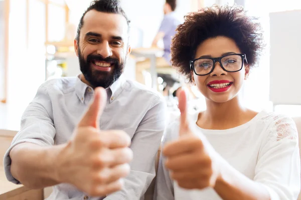 Glückliches Kreativteam im Amt zeigt Daumen hoch — Stockfoto