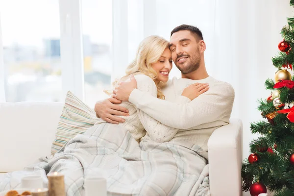 Casal feliz em casa com árvore de natal — Fotografia de Stock