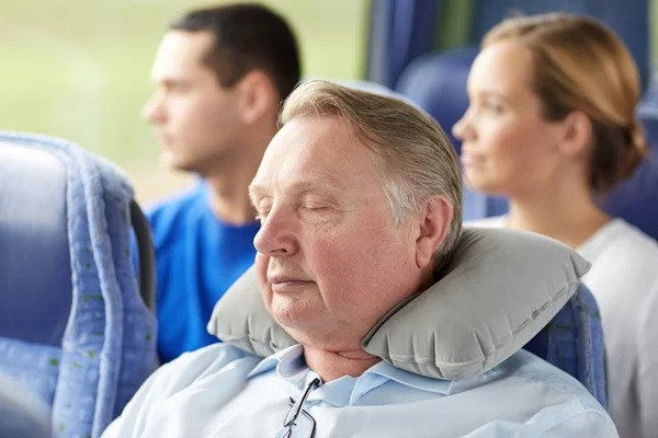 Hombre mayor durmiendo en autobús de viaje con almohada para el cuello — Foto de Stock
