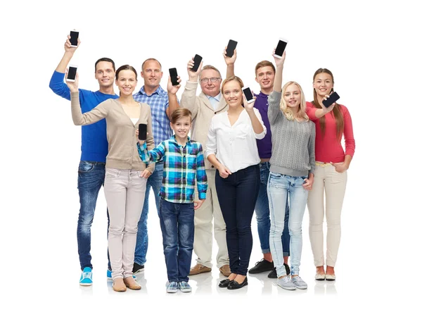 Gruppe lächelnder Menschen mit Smartphones — Stockfoto