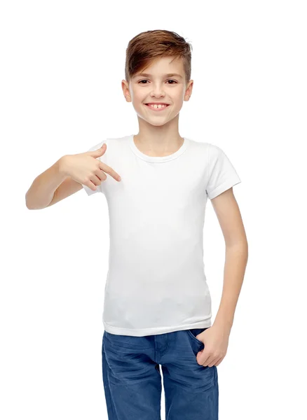 Niño feliz señalando con el dedo a su camiseta blanca — Foto de Stock