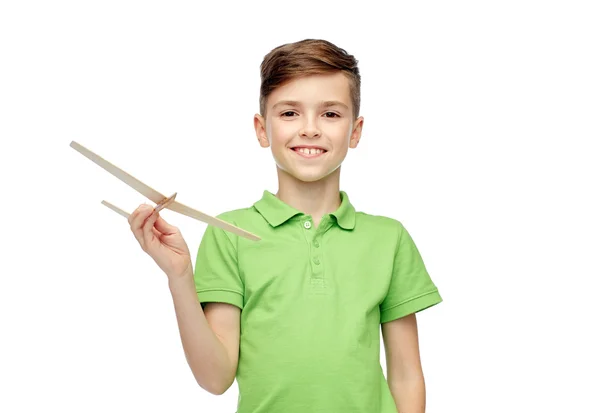 Niño feliz en camiseta de polo verde con avión de juguete —  Fotos de Stock