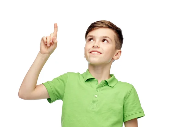 Menino feliz em verde polo t-shirt apontando dedo para cima — Fotografia de Stock