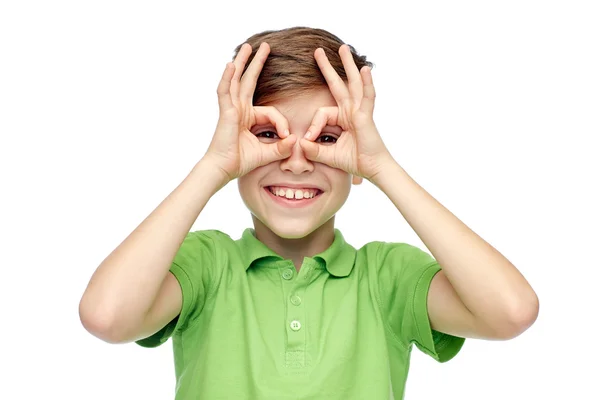 Niño feliz en camiseta divirtiéndose y haciendo caras —  Fotos de Stock