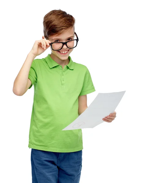 Menino feliz em óculos segurando resultado de teste escolar — Fotografia de Stock