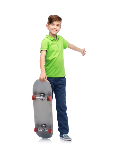 Lycklig pojke med skateboard — Stockfoto