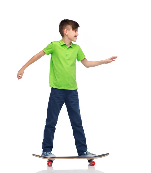 Glücklicher Junge mit Skateboard — Stockfoto