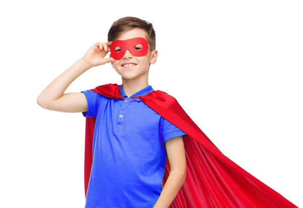 Menino em vermelho super herói capa e máscara — Fotografia de Stock