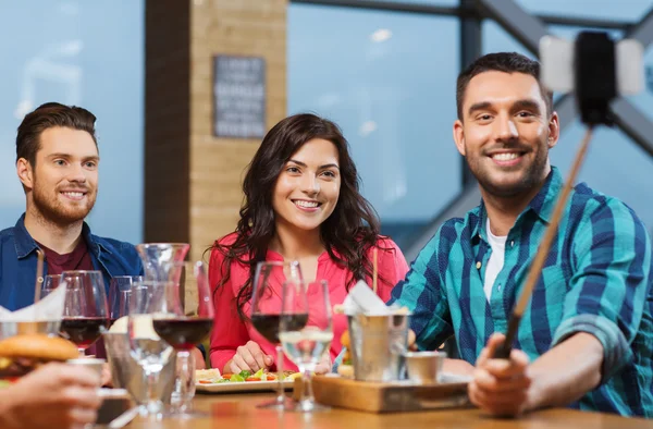 Przyjaciele biorąc selfie przez smartphone w restauracji — Zdjęcie stockowe