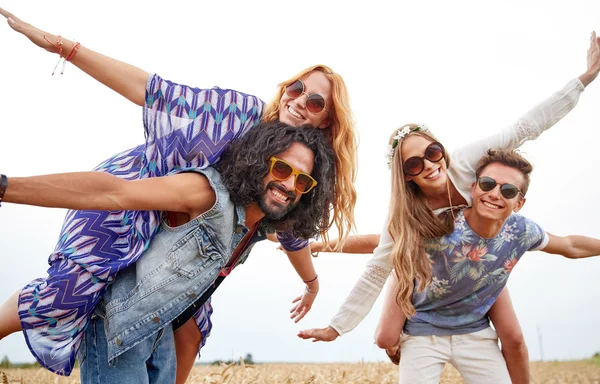 Fröhliche Hippie-Freunde haben Spaß auf dem Getreidefeld — Stockfoto