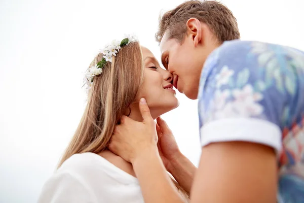 Happy smiling young hippie couple kissing outdoors — Stock Photo, Image