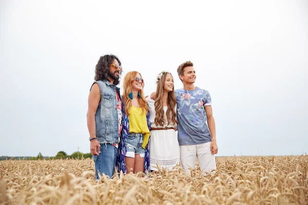Hymyilevä nuori hippi ystäviä viljapellolla — kuvapankkivalokuva