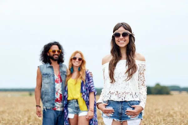 Leende unga hippie vänner på spannmål fält — Stockfoto