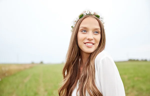 Sorridente giovane hippie donna sul campo di cereali — Foto Stock