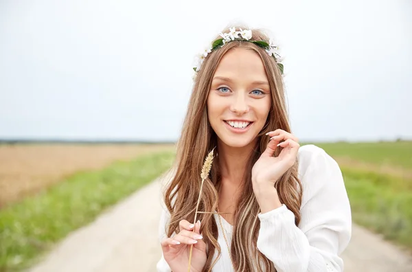 Χαμογελαστός νεαρός hippie γυναίκα στον τομέα των δημητριακών — Φωτογραφία Αρχείου