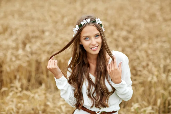 穀物のフィールド上の笑顔の若いヒッピー女性 — ストック写真