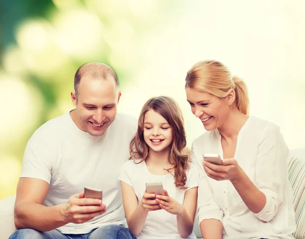 Gelukkige familie met smartphones — Stockfoto