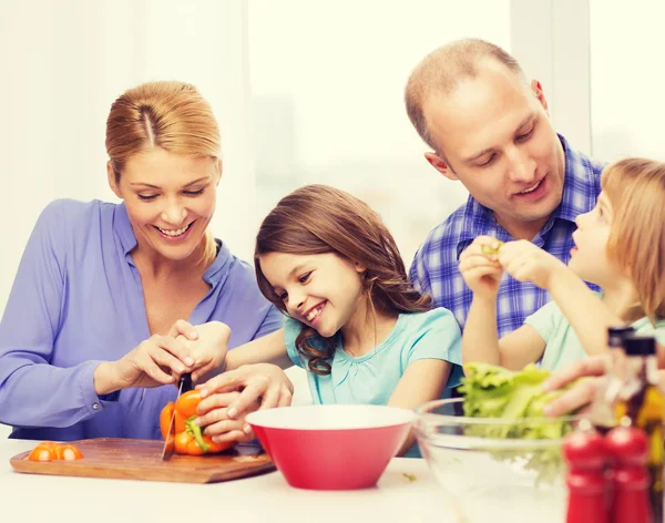 幸福的家庭，有两个孩子在家里做饭 — 图库照片