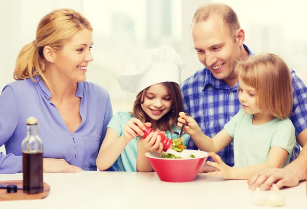 Lycklig familj med två barn att göra middag hemma — Stockfoto