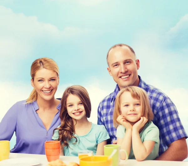 Lycklig familj med två barn med frukost — Stockfoto