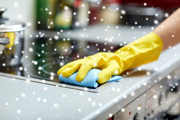 Close up van vrouw fornuis thuis schoonmaken keuken — Stockfoto