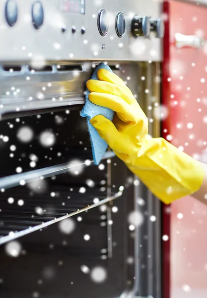 Close up van vrouw oven thuis schoonmaken keuken — Stockfoto