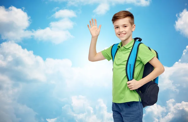 Felice studente ragazzo con la mano agitando borsa della scuola — Foto Stock