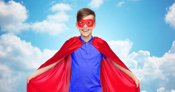 Chico en rojo super héroe capa y máscara — Foto de Stock