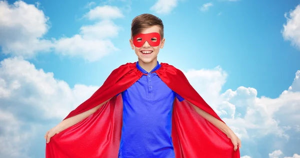 Jongen in rode super held cape en masker — Stockfoto