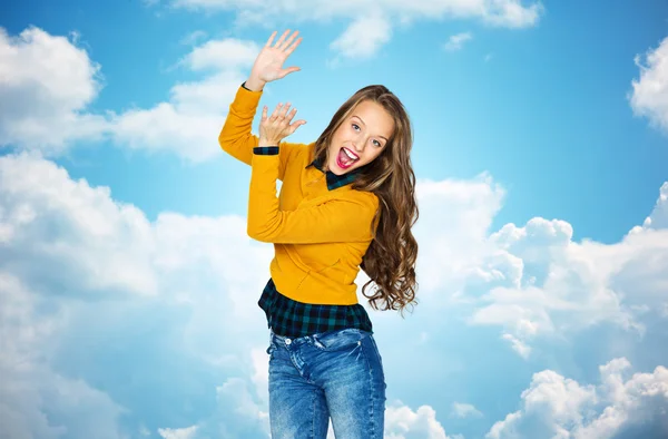 Glad ung kvinna eller tonåring flicka applåderar — Stockfoto