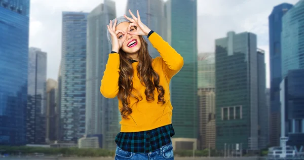 Glücklich junge Frau oder Teenager-Mädchen, die Spaß haben — Stockfoto