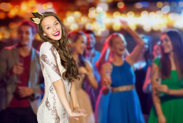 Happy young woman in crown at night club party — Zdjęcie stockowe