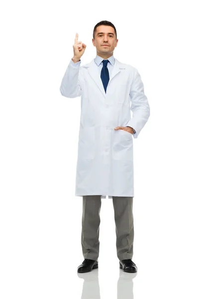 Médico masculino em casaco branco apontando dedo para cima — Fotografia de Stock