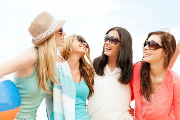 Ragazze sorridenti con palla e asciugamano sulla spiaggia — Foto Stock