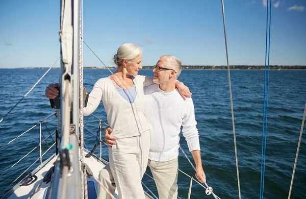 Pareja mayor abrazándose en barco de vela o yate en el mar — Foto de Stock