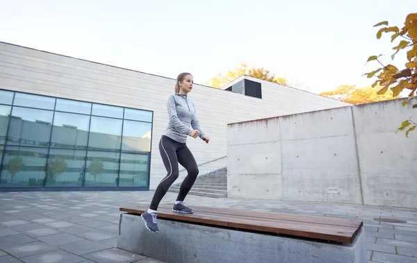 Женщина тренируется на скамейке на открытом воздухе — стоковое фото