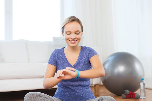 Glückliche Frau mit Pulsuhr beim Training — Stockfoto