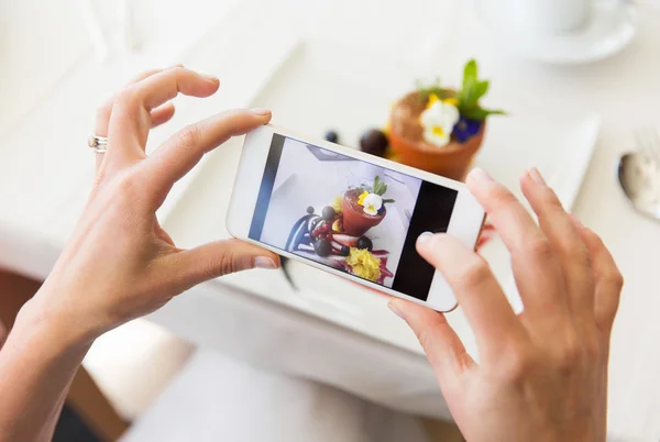 Γυναίκα εικονίζεται τροφίμων από smartphone σε κοντινό πλάνο — Φωτογραφία Αρχείου