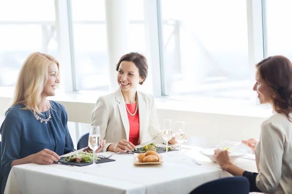 Mujeres felices comiendo y hablando en el restaurante —  Fotos de Stock