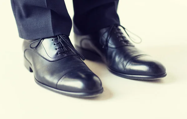 Primer plano de las piernas del hombre en zapatos elegantes con cordones —  Fotos de Stock