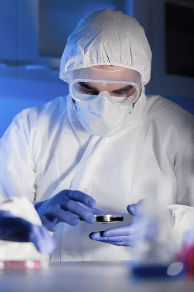 Ученый-мужчина с тестовым образцом в лаборатории — стоковое фото