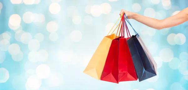 Primer plano de la mano femenina sosteniendo bolsas de compras — Foto de Stock