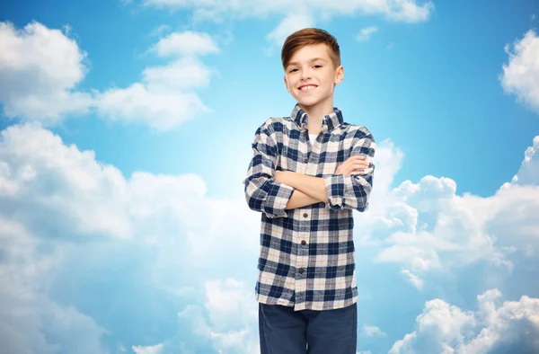 Niño sonriente con camisa a cuadros sobre el cielo azul —  Fotos de Stock